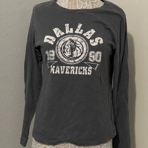 5th and Ocean DALLAS MAVERICKS LONG SLEEVE 
SIZE XL in grey